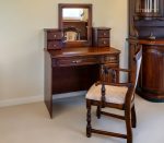 Réka – Tömörfa fésülködő asztal jobbos, karfás székkel