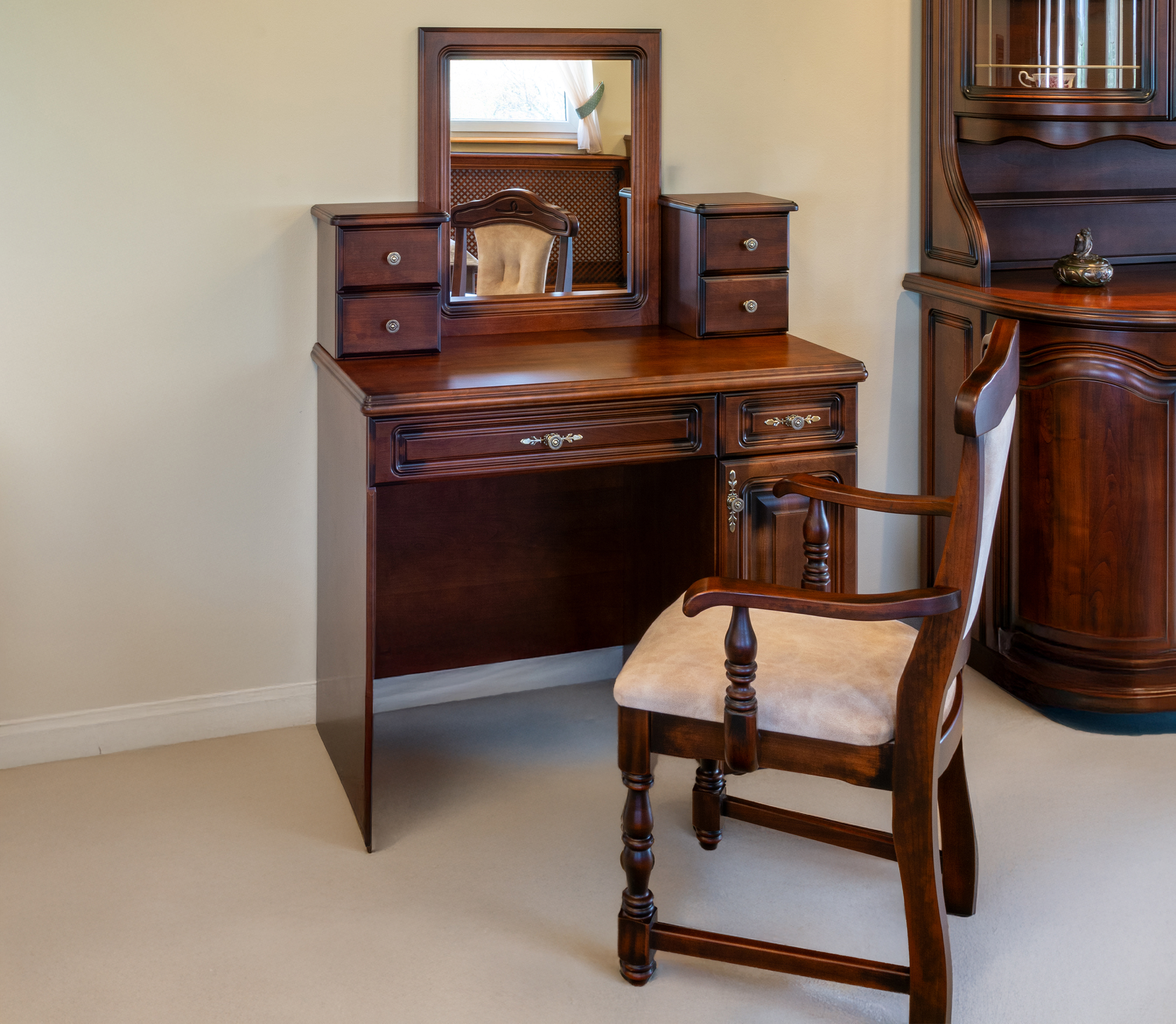 reka-fesulkodo-asztal Réka – Tömörfa fésülködő asztal jobbos, karfás székkel - Image 1